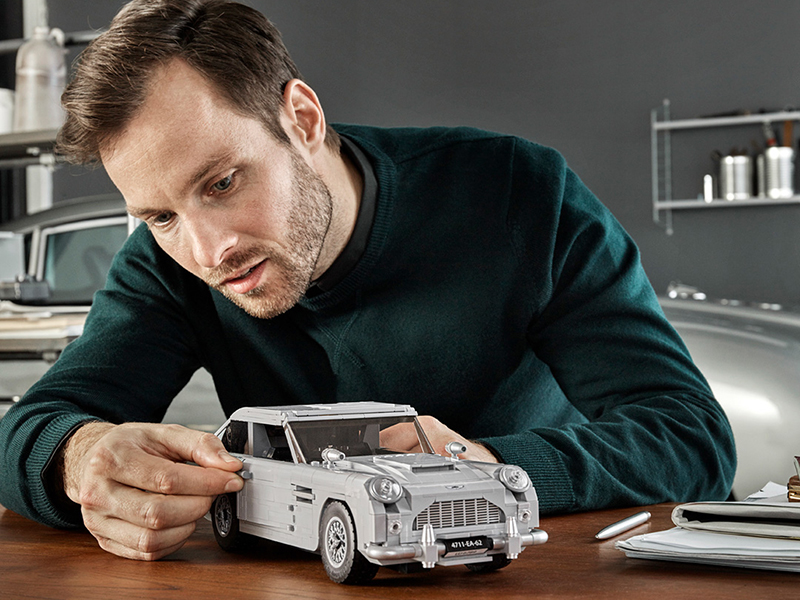 اكتشفوا أسرار Aston Martin DB5 أكثر سيارات جيمس بوند شهرة مع LEGO